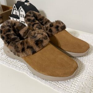 Skechers Tan Slippers with Leopard Faux Fur